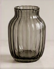 Geriffelte graue Glasvase